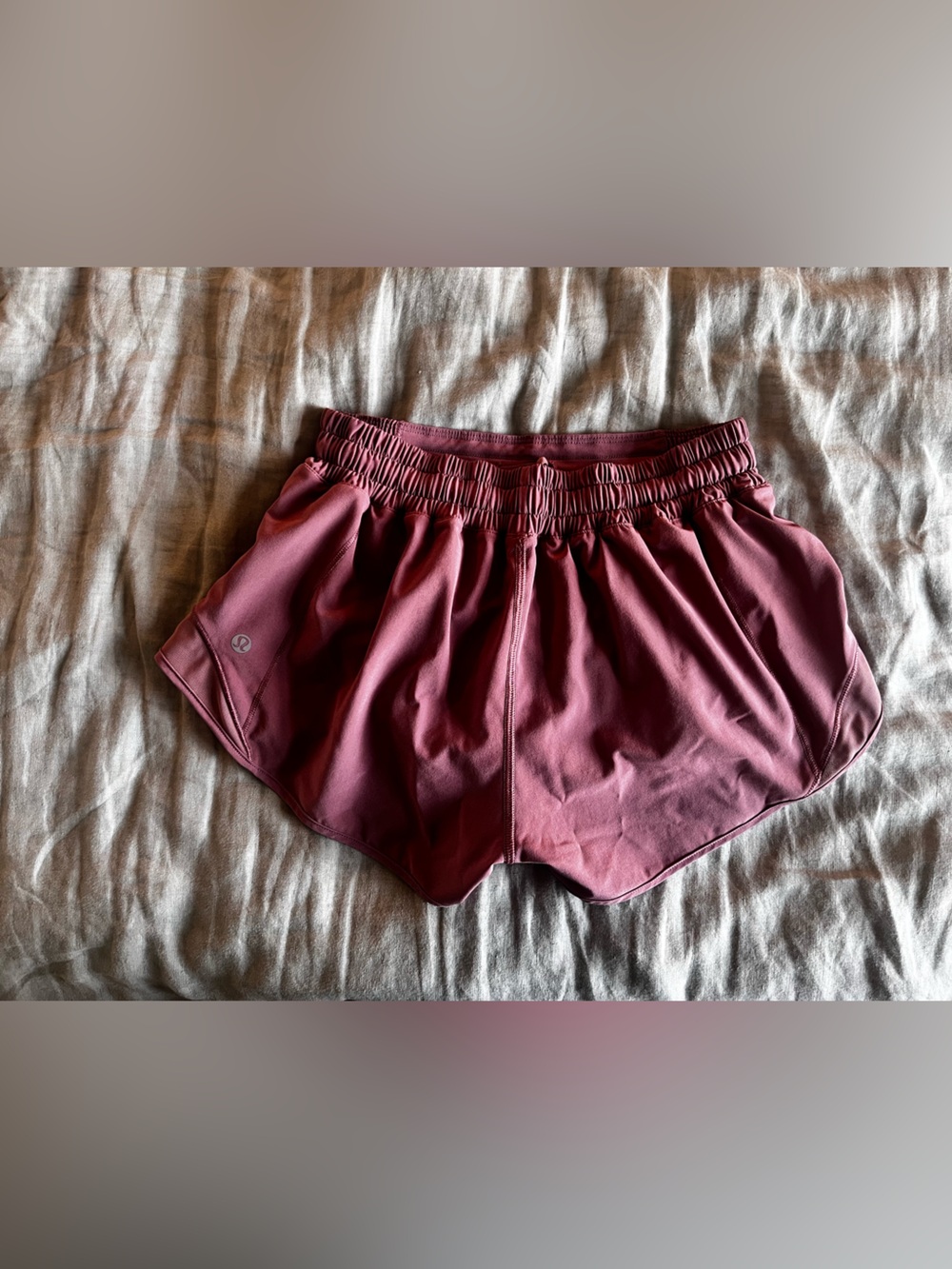 Lululemon hotty hot shorts 2.5” size 6 - Dusty Rose color *RARE - Picture 3 of 4